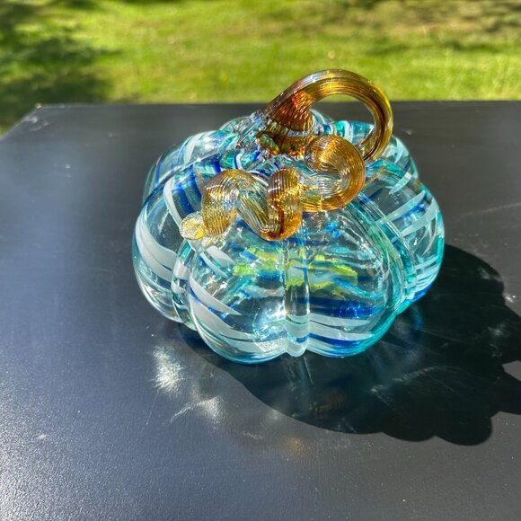 #5261 CLEAR W/ BLUE & WHITE SWIRL PATTERN GLASS PUMPKIN - Picture 5 of 11